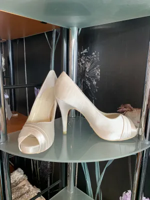 Menbur Ivory Wrap Style Shoes